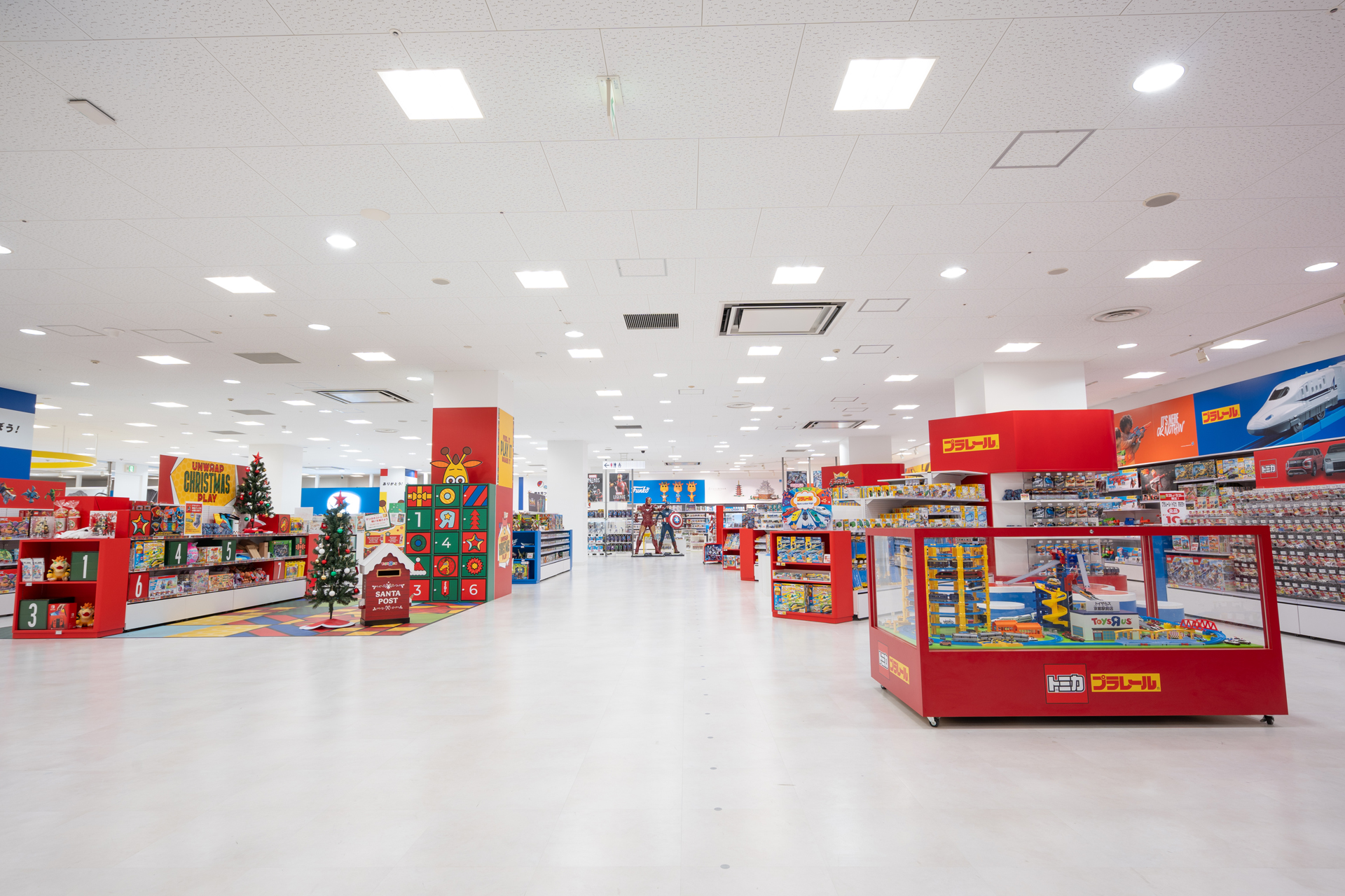 入口から全体が見渡せる目的の商品やキャラクターを探しやすい