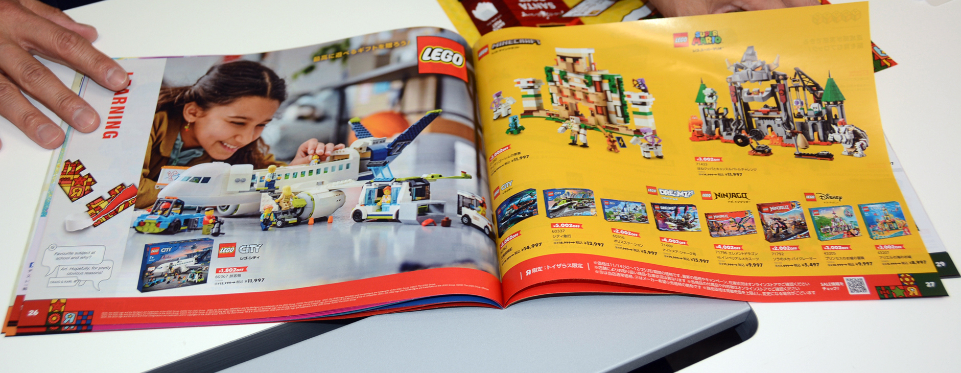 各ページのテーマを明確化し商品を配置。京都駅前店のコーナーと同じレイアウトだ