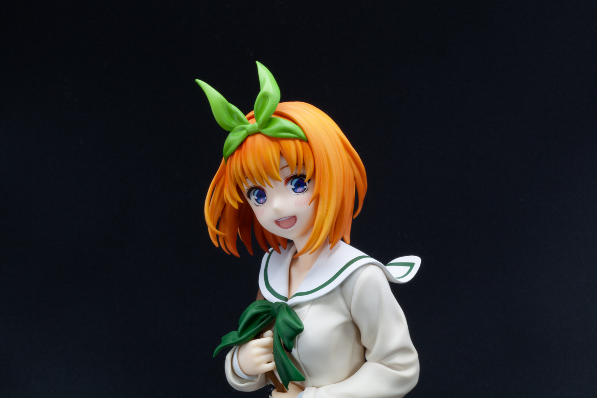 セーラー服の上からでも大きさが分かる胸の表現がたまらないほか、しわの表現の細やかさにも注目だ