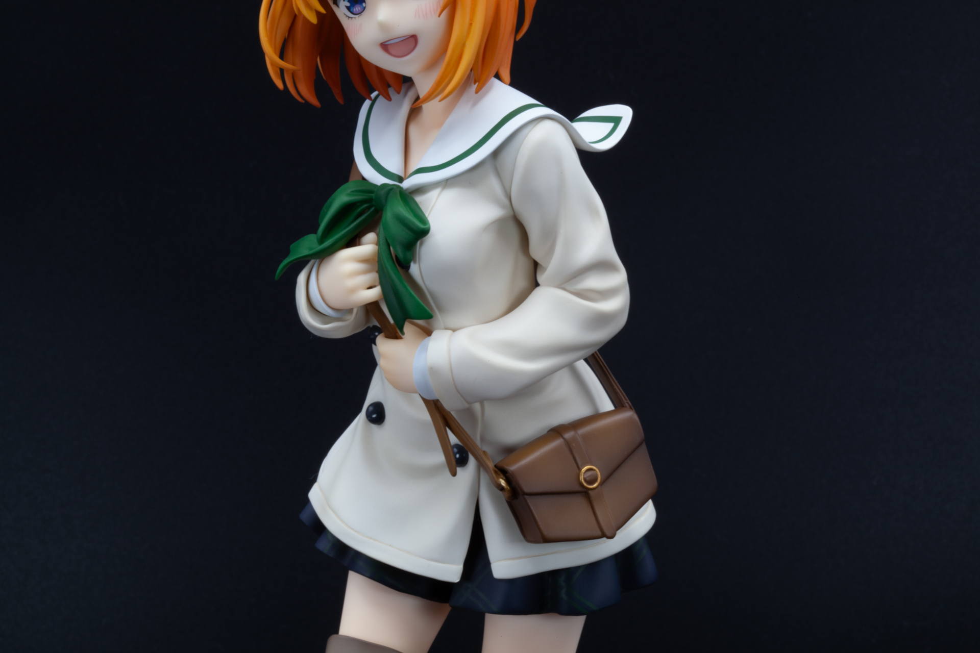 セーラー服の上からでも大きさが分かる胸の表現がたまらないほか、しわの表現の細やかさにも注目だ