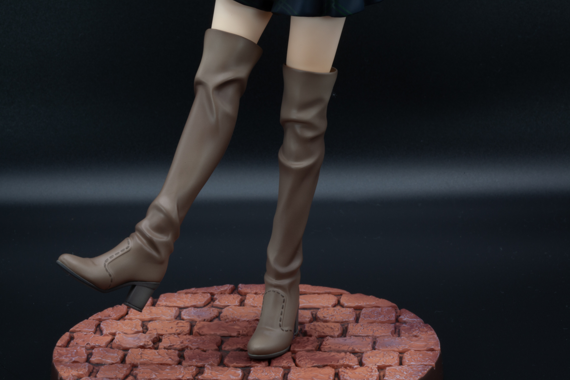 セーラー服の上からでも大きさが分かる胸の表現がたまらないほか、しわの表現の細やかさにも注目だ