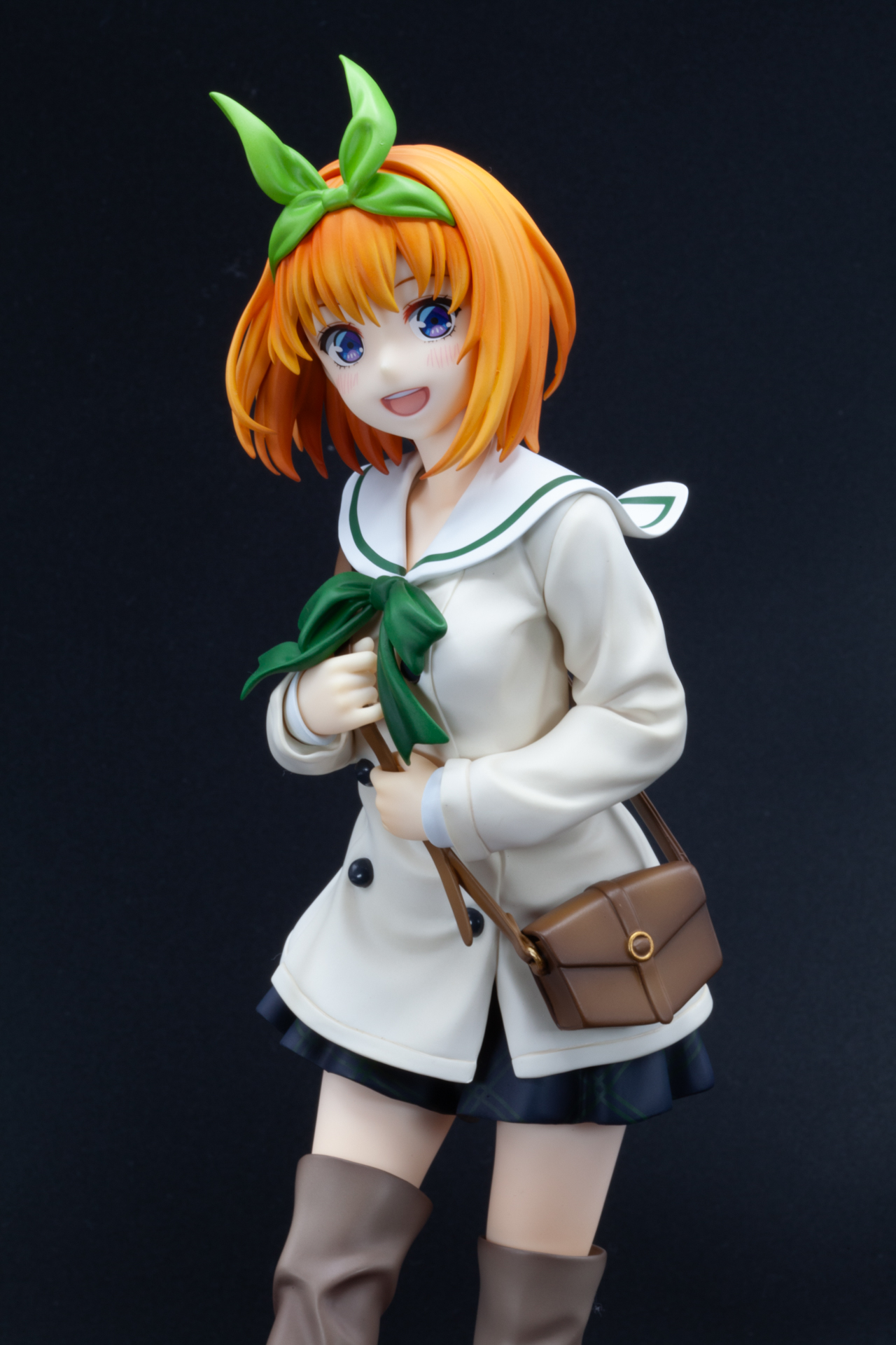 セーラー服の上からでも大きさが分かる胸の表現がたまらないほか、しわの表現の細やかさにも注目だ