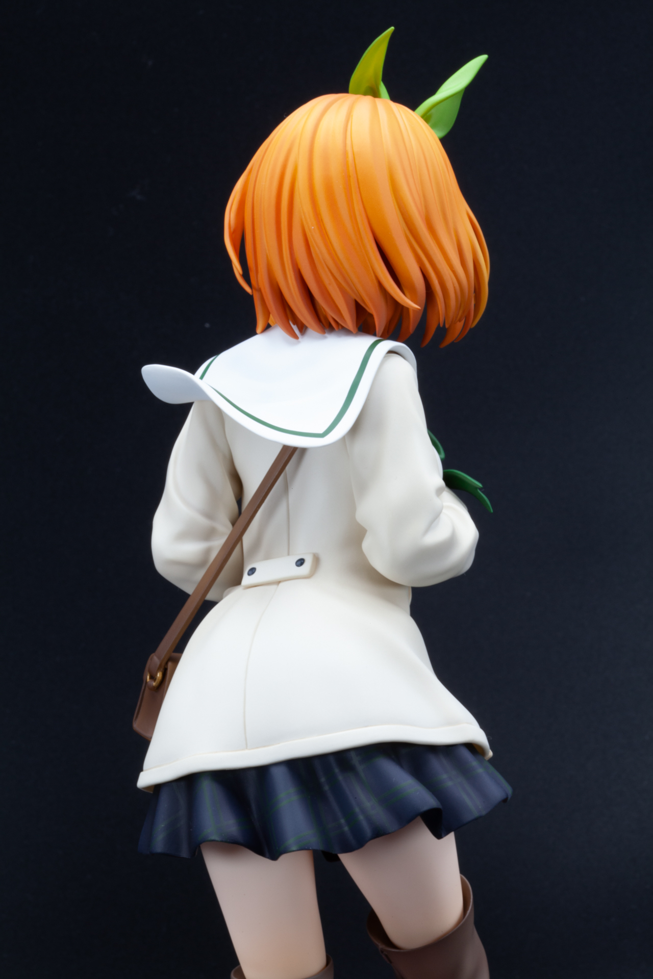 セーラー服の上からでも大きさが分かる胸の表現がたまらないほか、しわの表現の細やかさにも注目だ