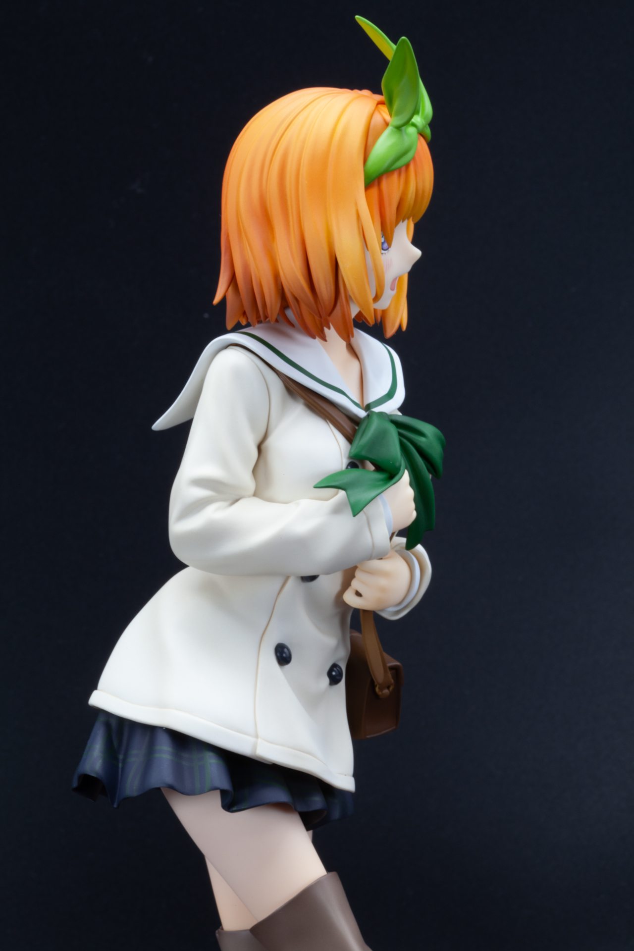 セーラー服の上からでも大きさが分かる胸の表現がたまらないほか、しわの表現の細やかさにも注目だ