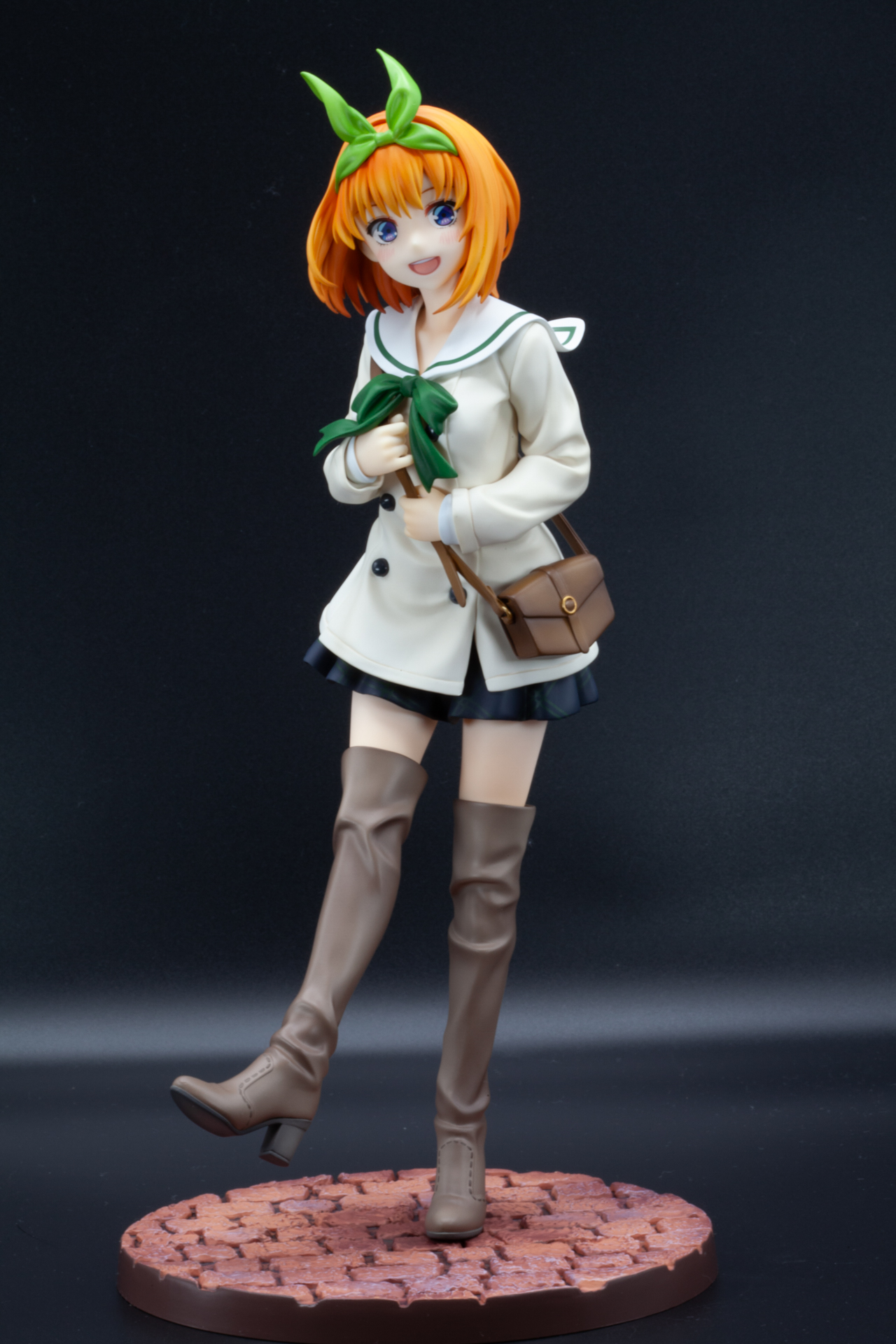 セーラー服の上からでも大きさが分かる胸の表現がたまらないほか、しわの表現の細やかさにも注目だ