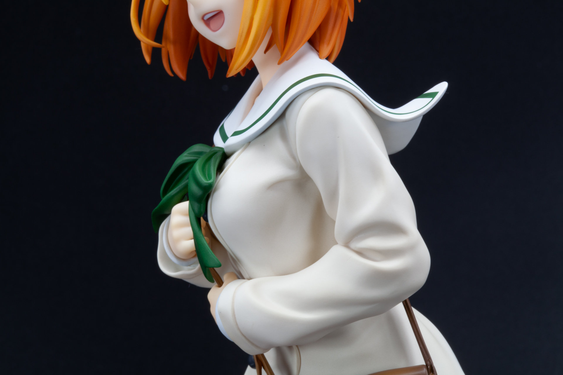 セーラー服の上からでも大きさが分かる胸の表現がたまらないほか、しわの表現の細やかさにも注目だ