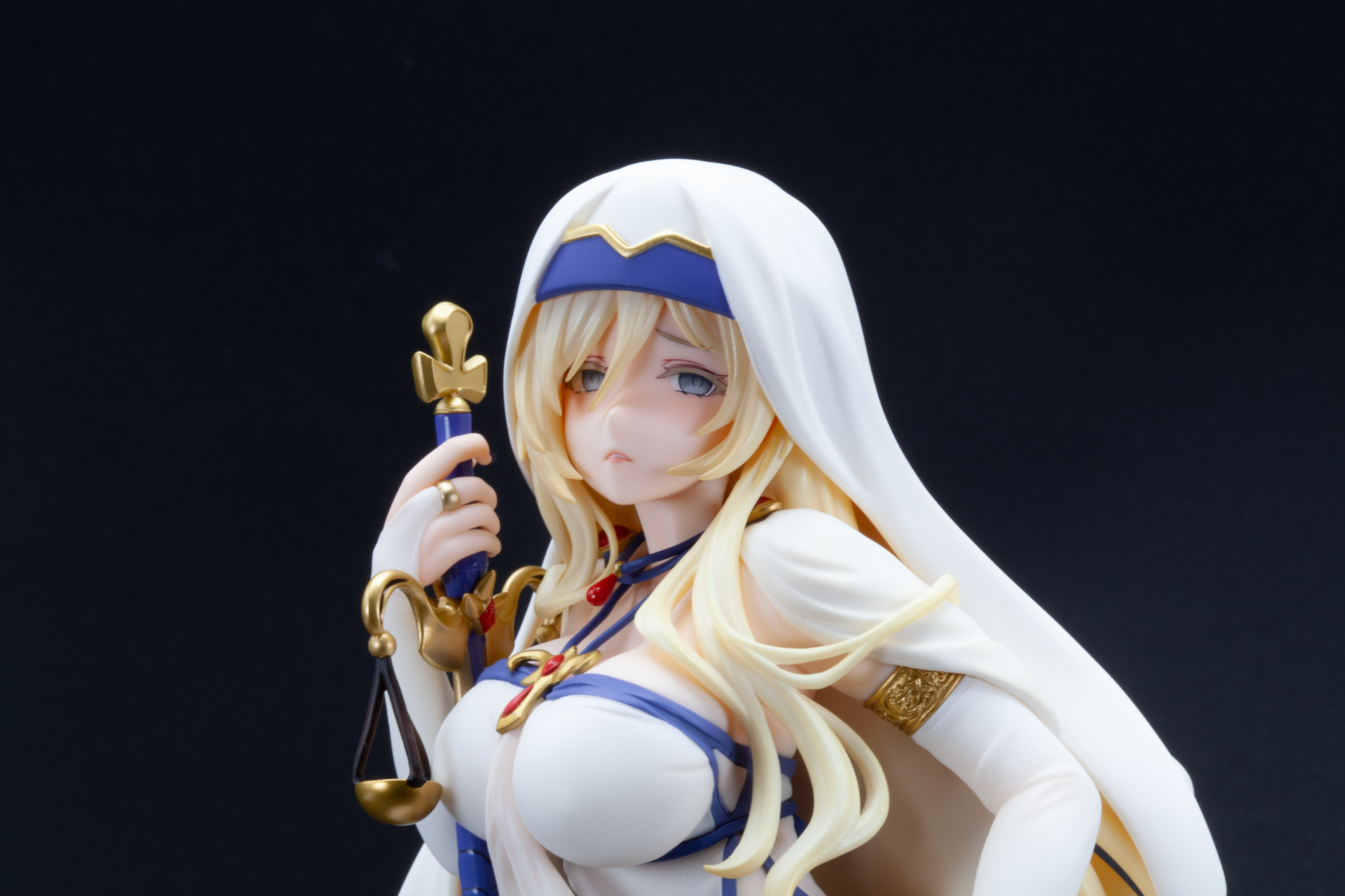 眼を出した状態でもフードを脱着して表現を変えることができる