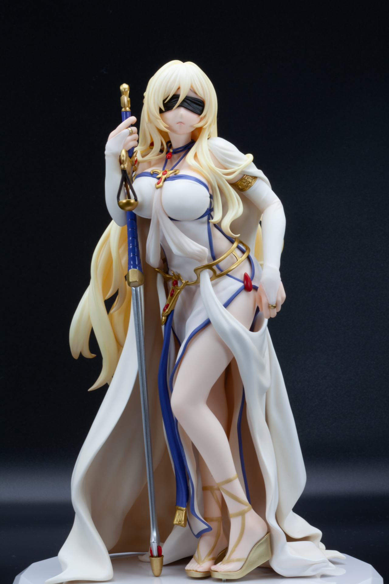 着脱可能なフードにより表現を変えることができる