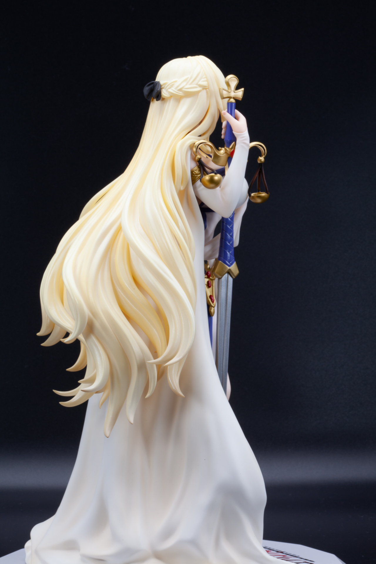 着脱可能なフードにより表現を変えることができる