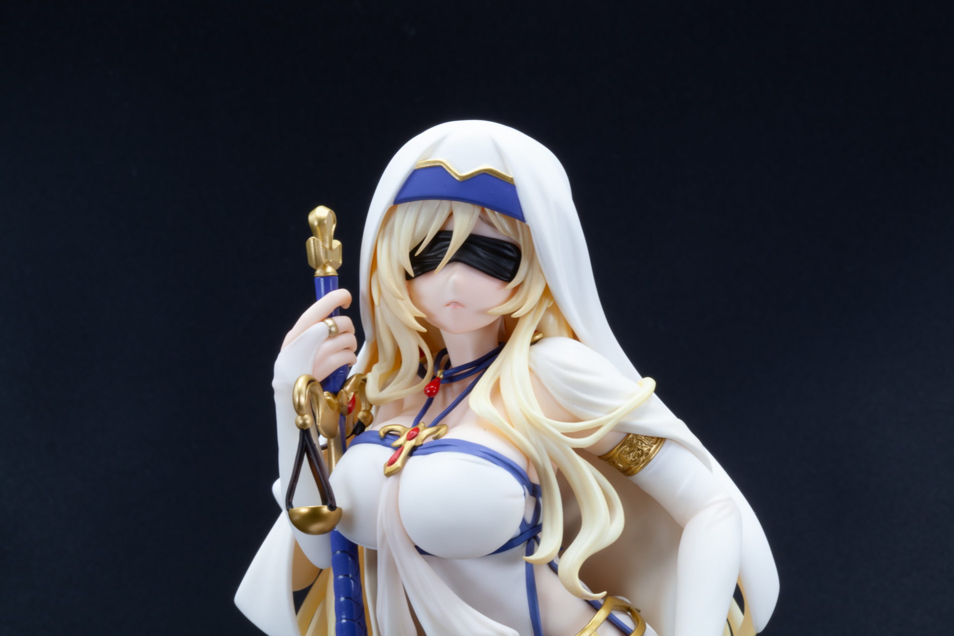 着脱可能なフードにより表現を変えることができる