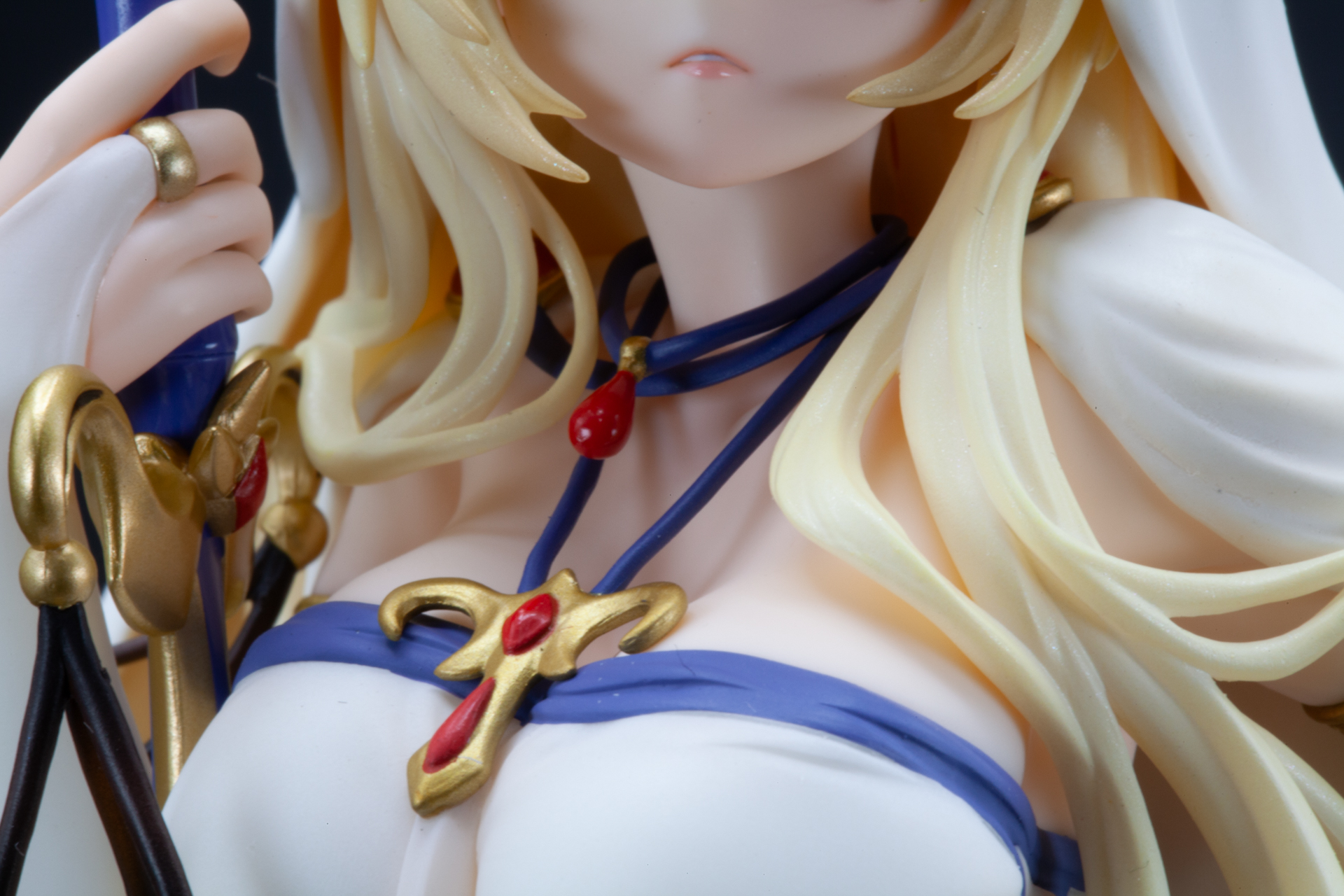 首元のネックレスまでも細やかに表現