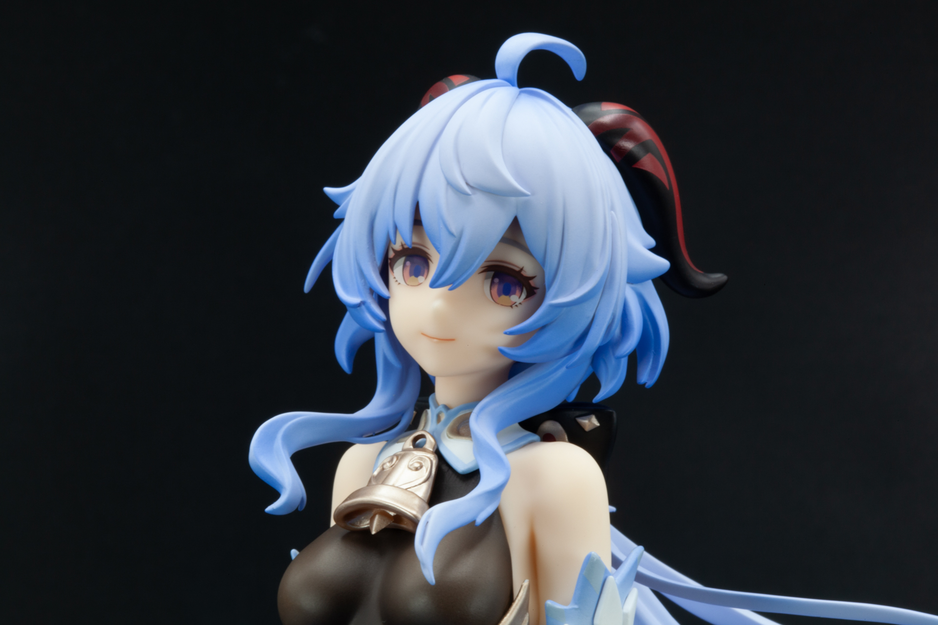 タイツには金色で5本の装飾が施された高級感のあるデザイン