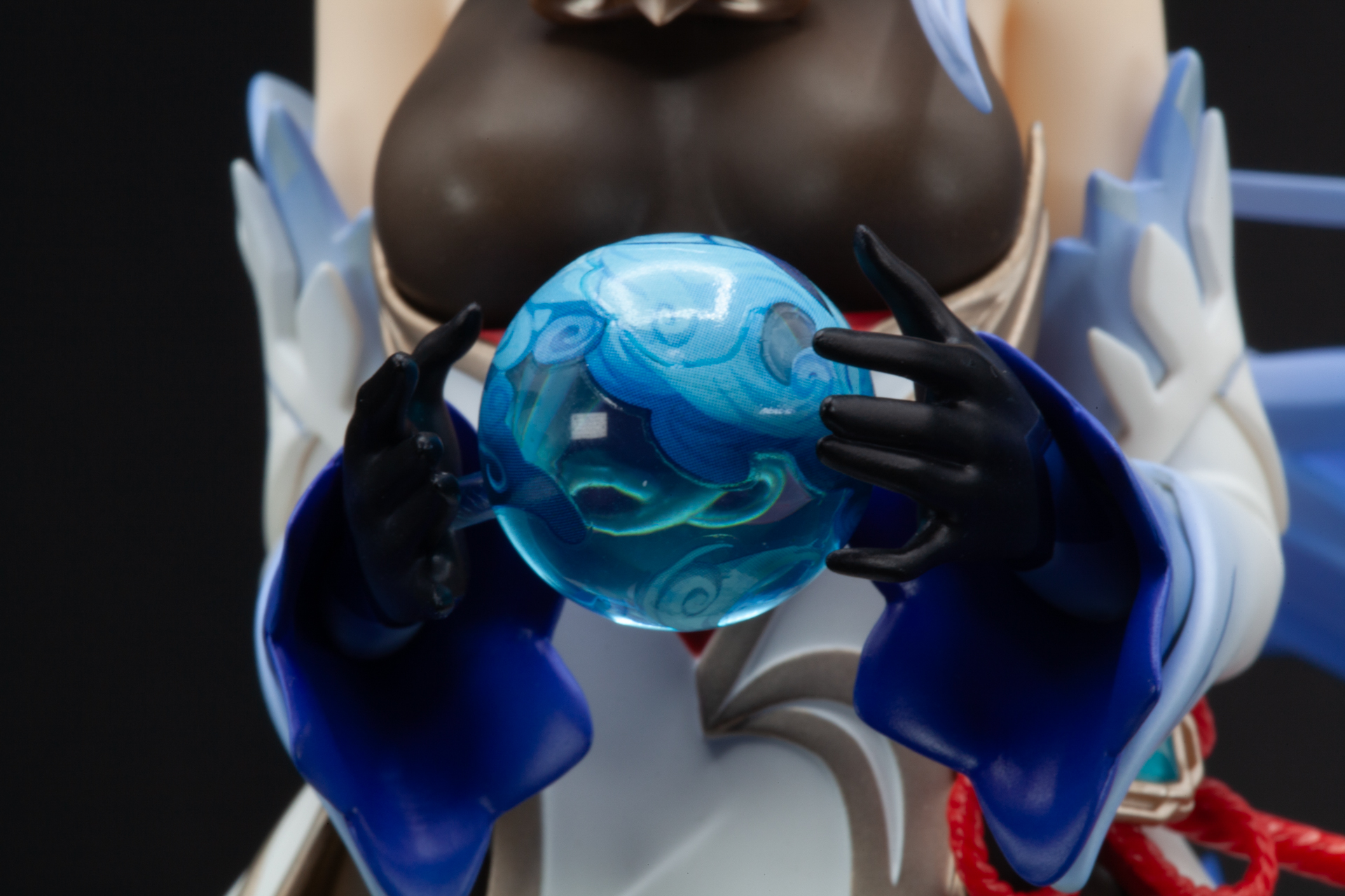 タイツには金色で5本の装飾が施された高級感のあるデザイン