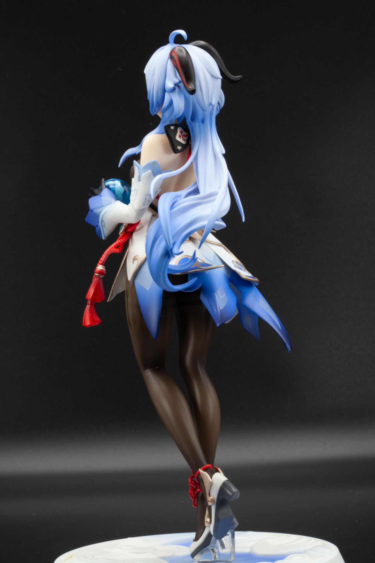 タイツには金色で5本の装飾が施された高級感のあるデザイン