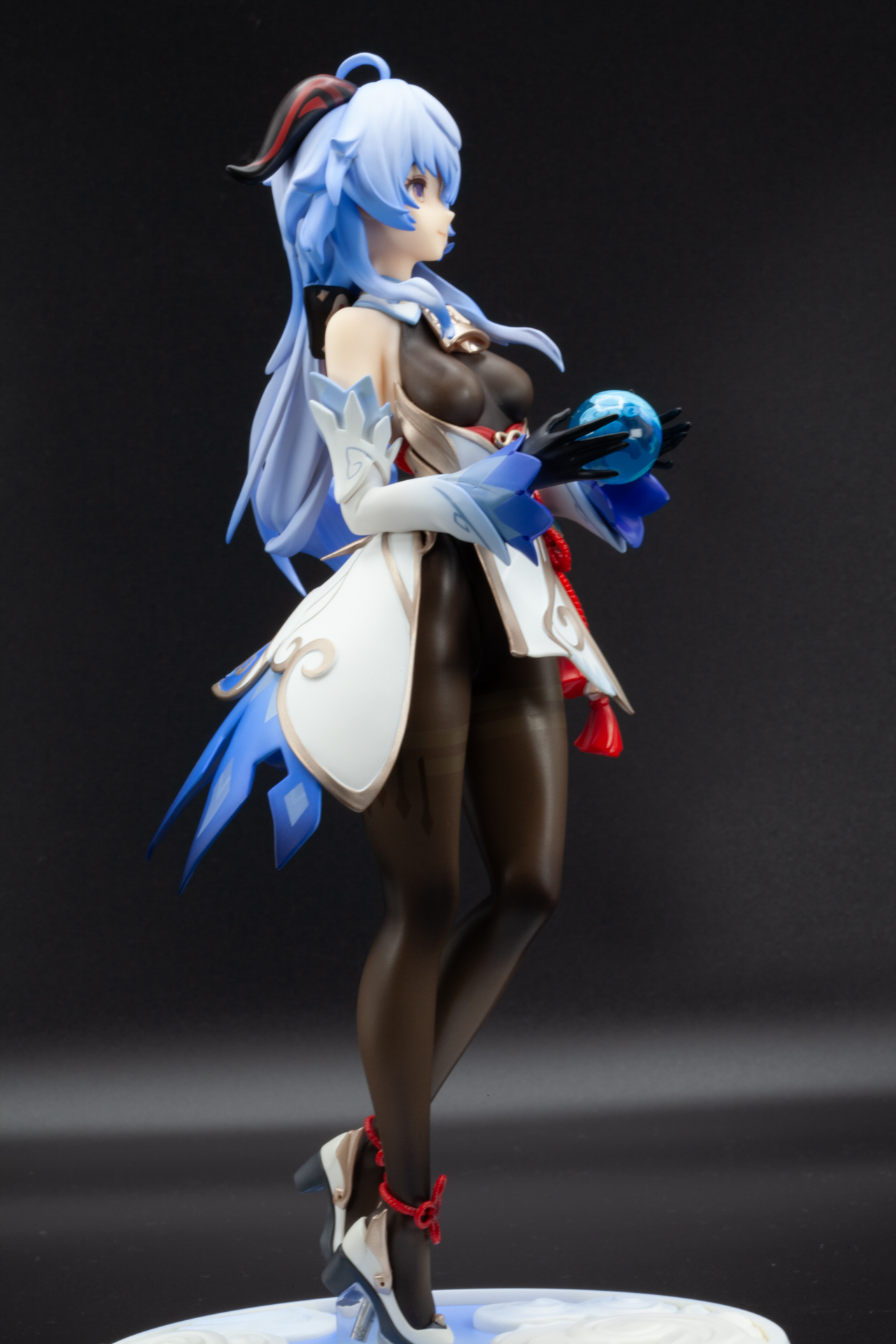 タイツには金色で5本の装飾が施された高級感のあるデザイン