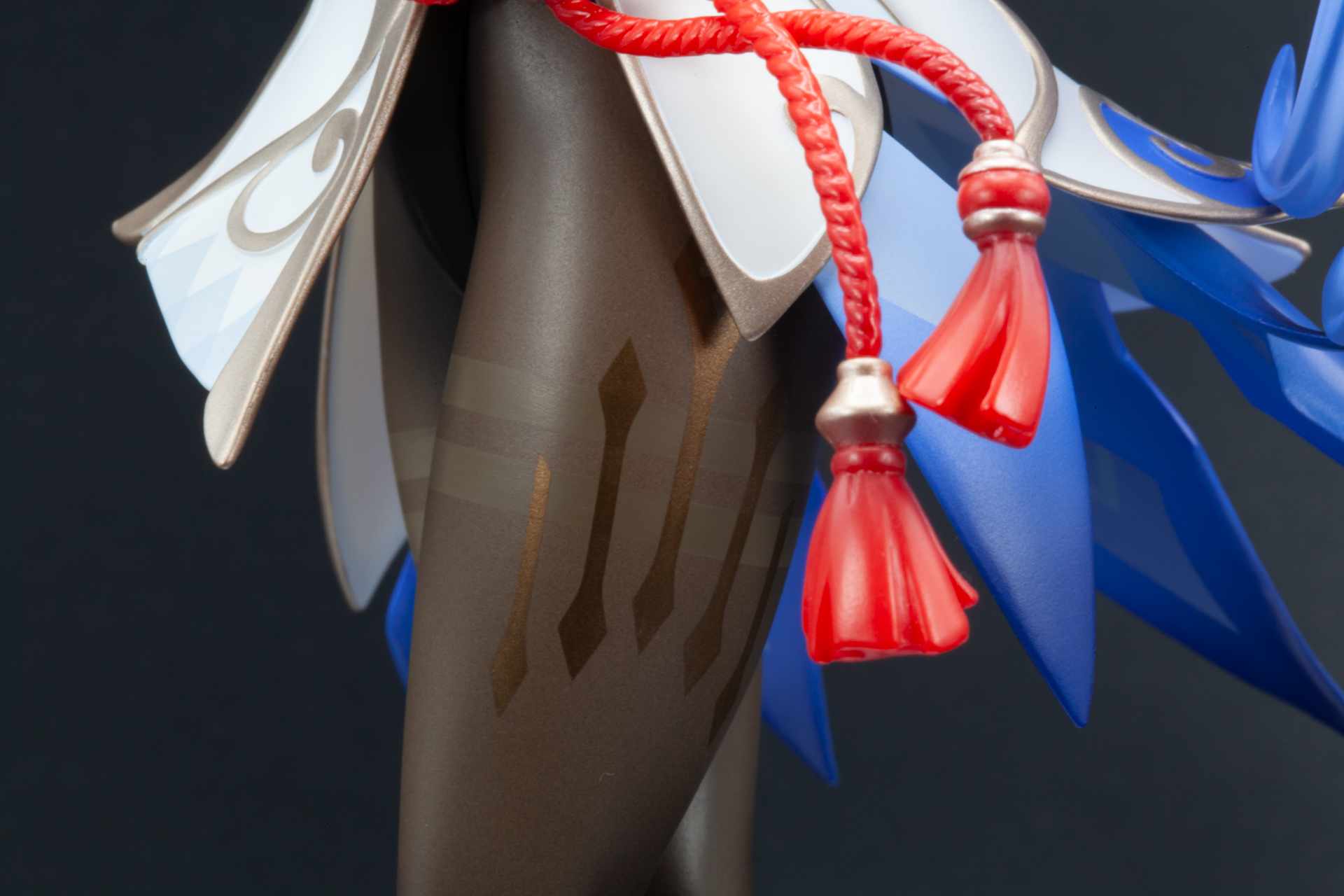 タイツには金色で5本の装飾が施された高級感のあるデザイン