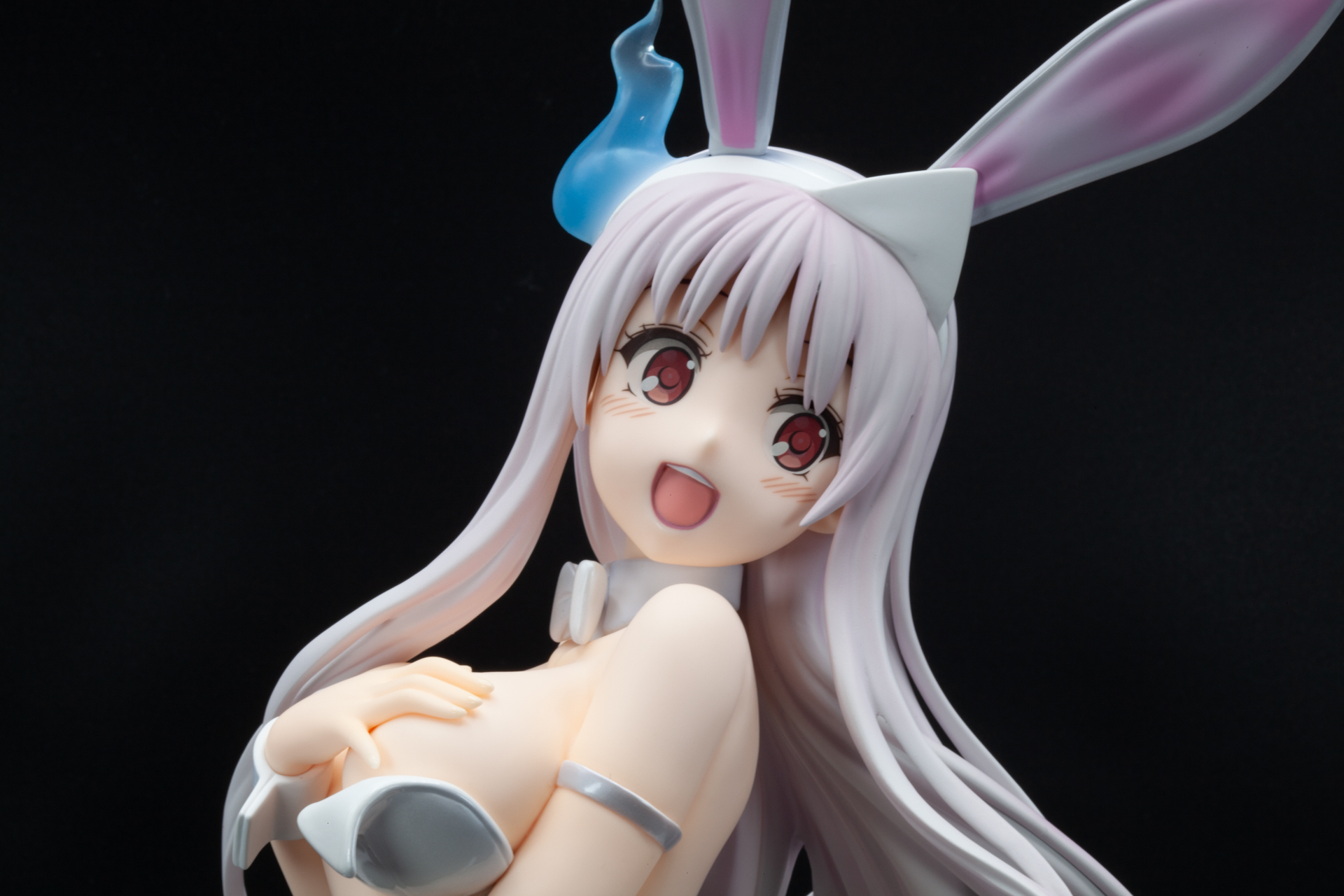 豊満な胸を押さえつけることでできる谷間が魅惑的