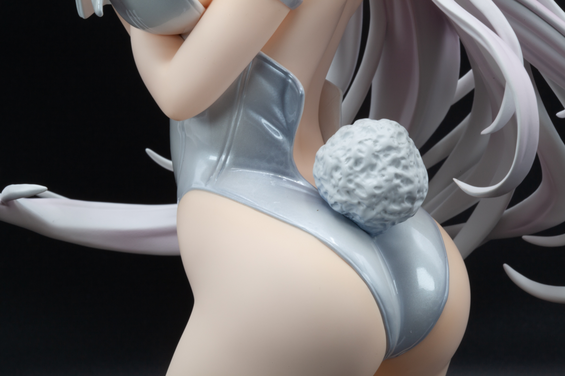 豊満な胸を押さえつけることでできる谷間が魅惑的