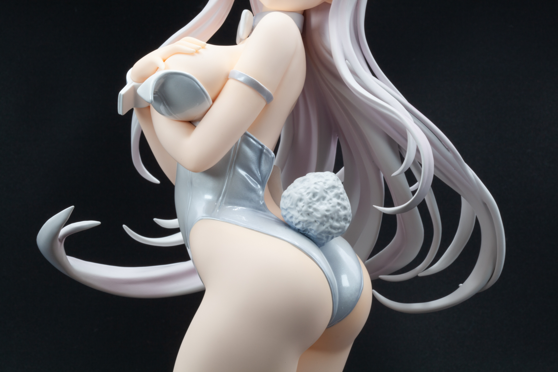 豊満な胸を押さえつけることでできる谷間が魅惑的