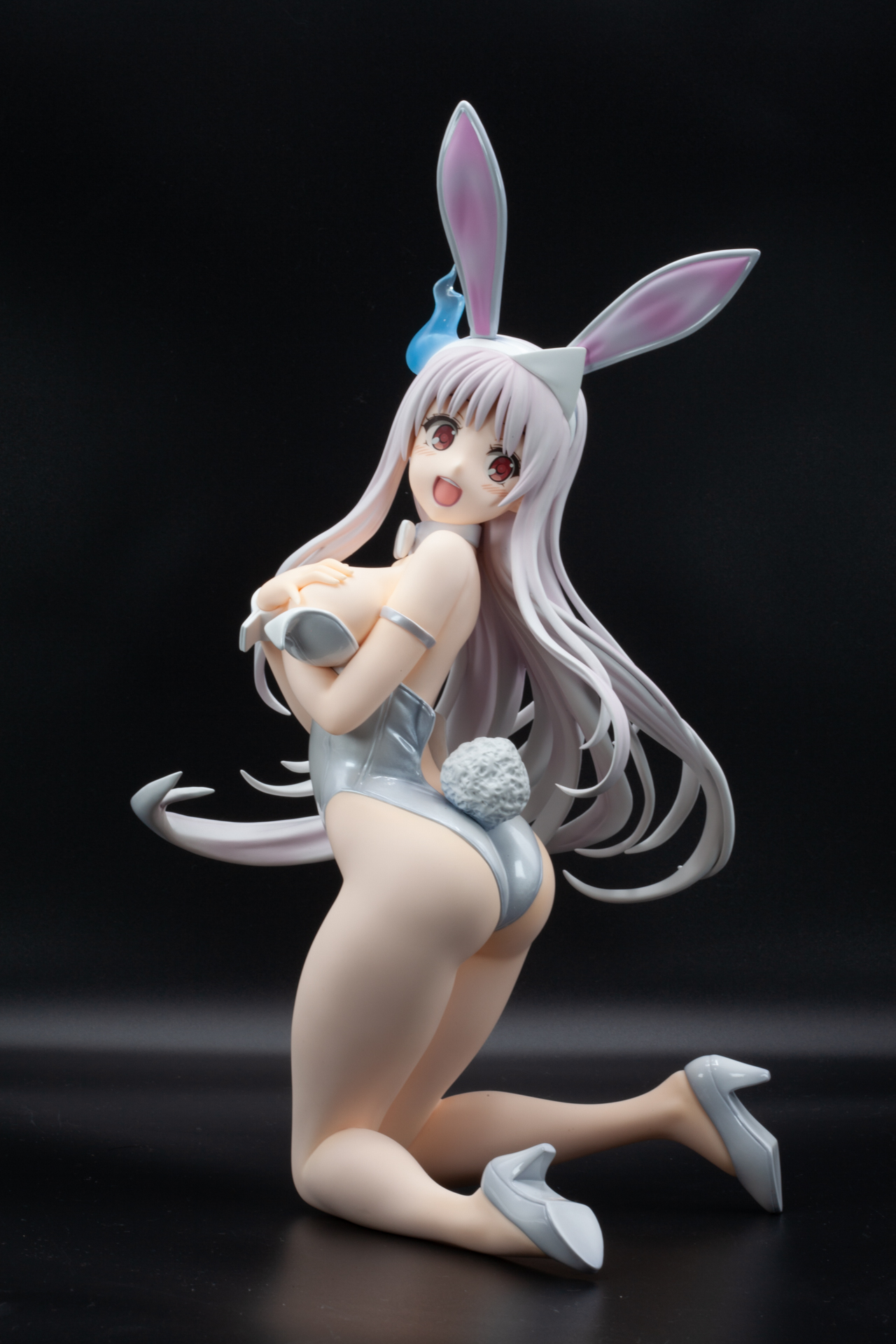 豊満な胸を押さえつけることでできる谷間が魅惑的