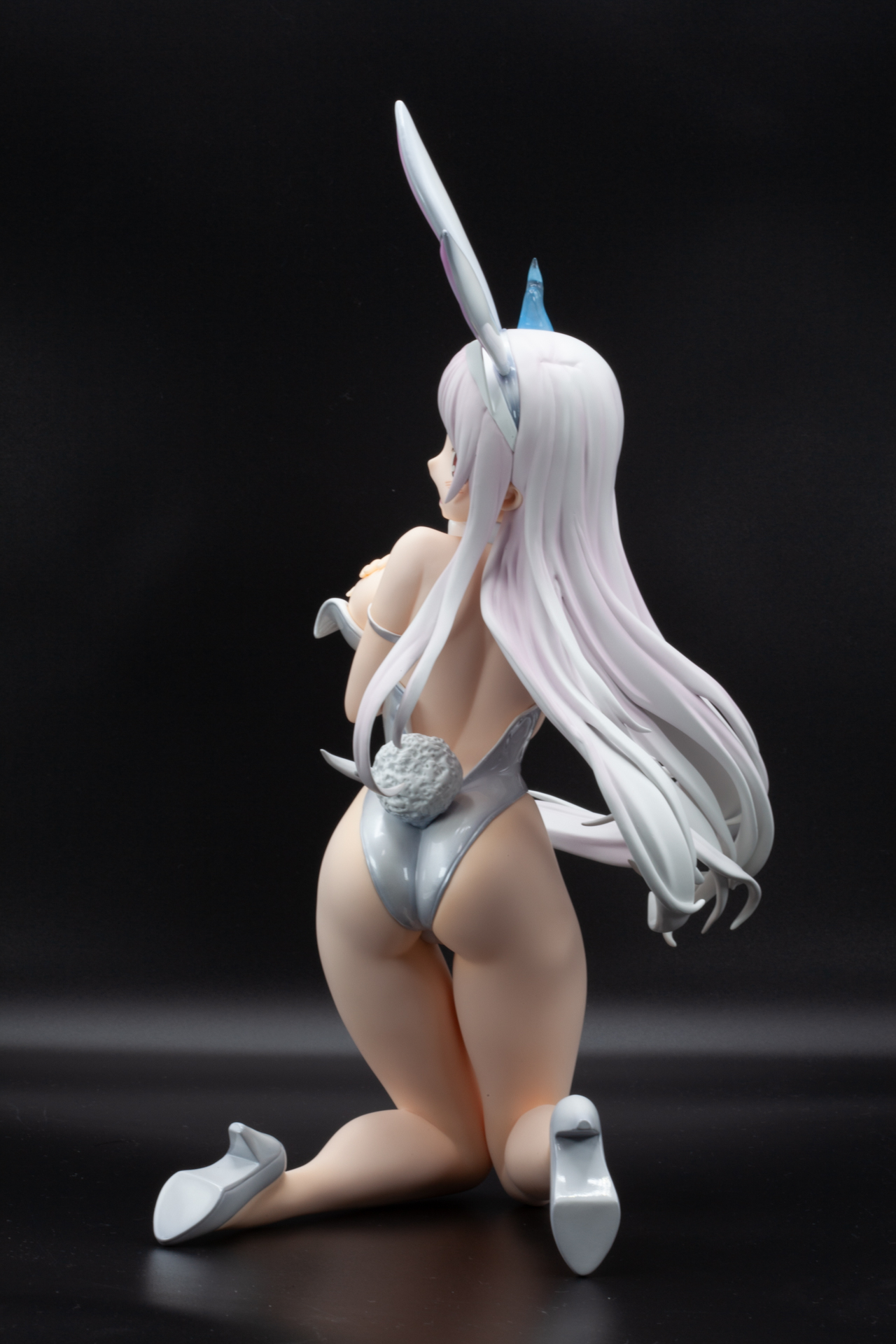 豊満な胸を押さえつけることでできる谷間が魅惑的