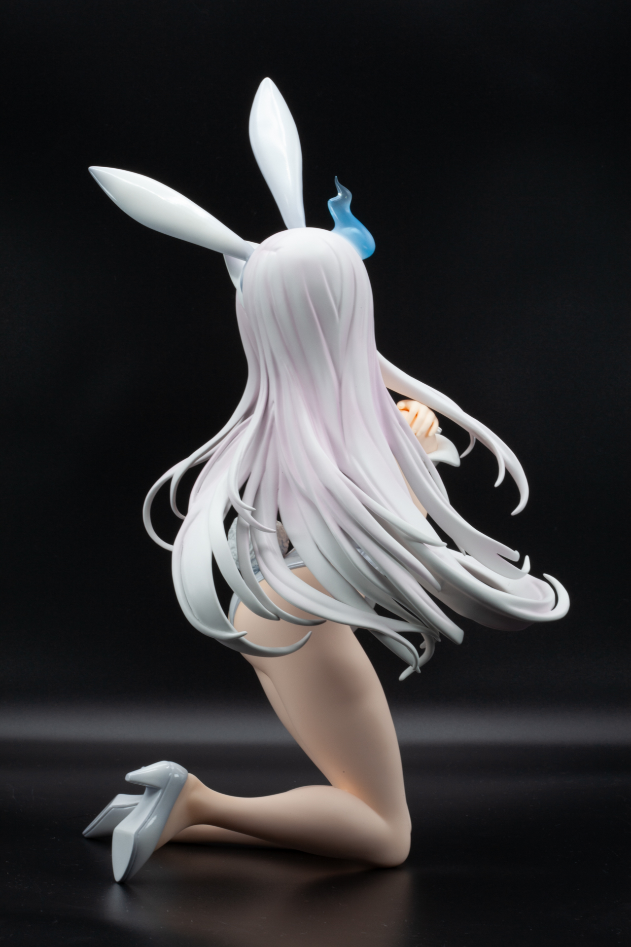 豊満な胸を押さえつけることでできる谷間が魅惑的