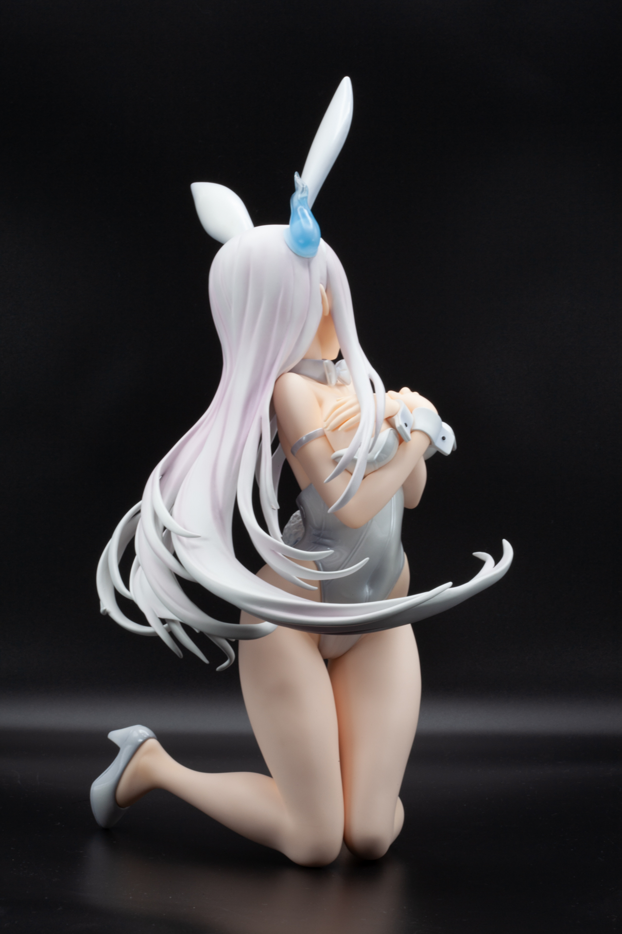 豊満な胸を押さえつけることでできる谷間が魅惑的