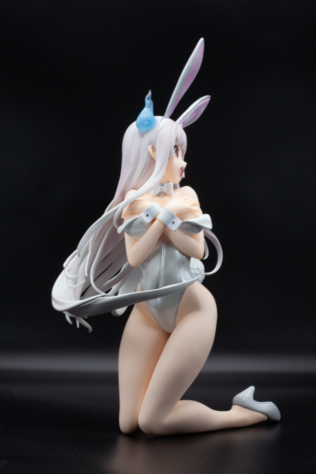 豊満な胸を押さえつけることでできる谷間が魅惑的