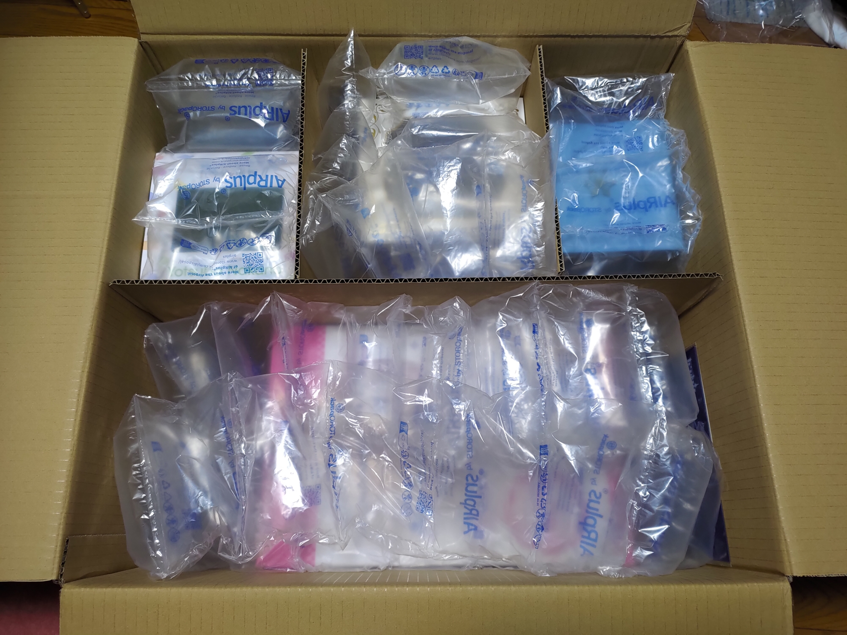 中は仕切りで区切られていて、小さいフィギュア3つと大きなフィギュア1つが確認できる。