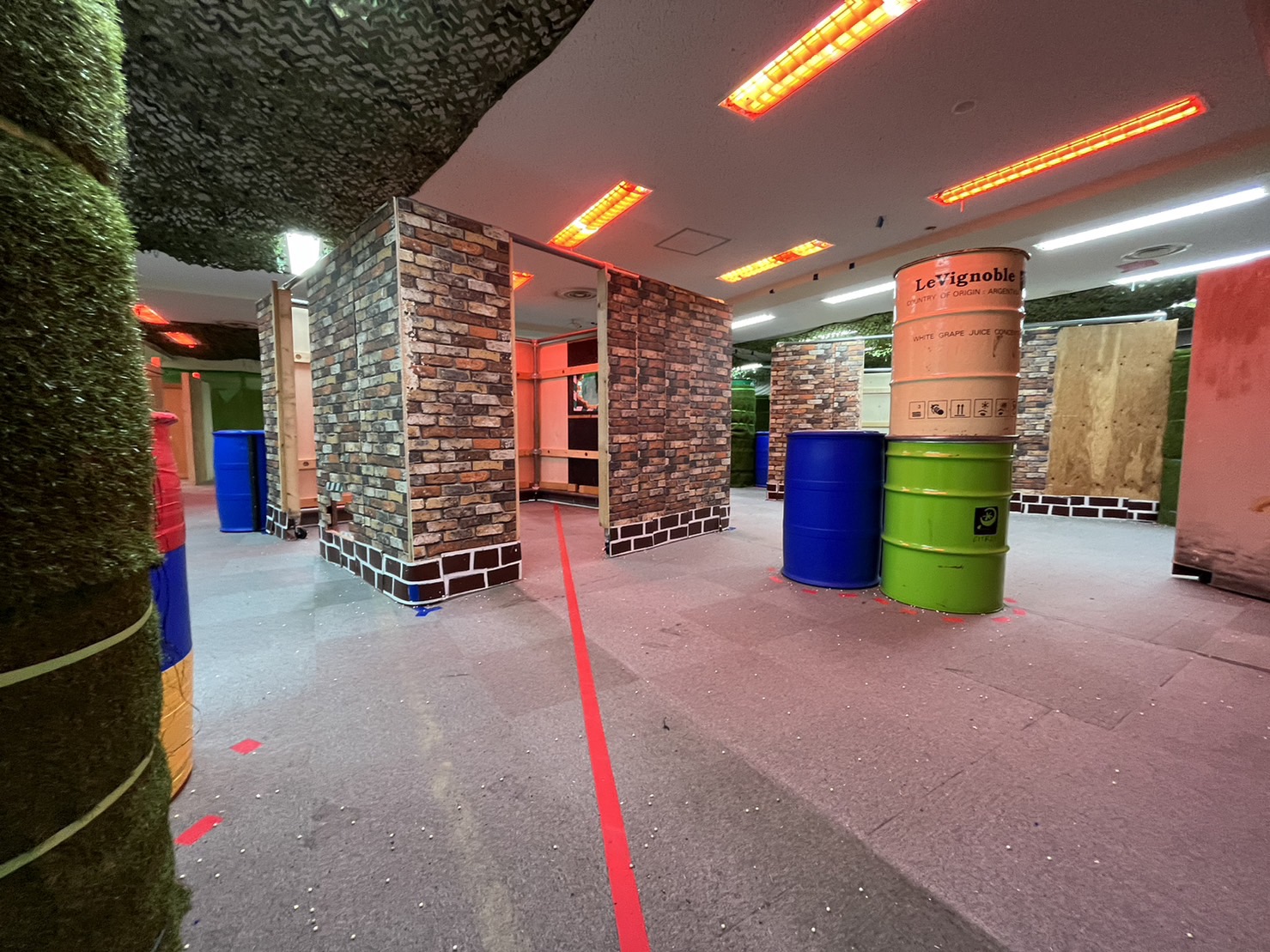 足元の赤いラインが件の「進入禁止エリア」