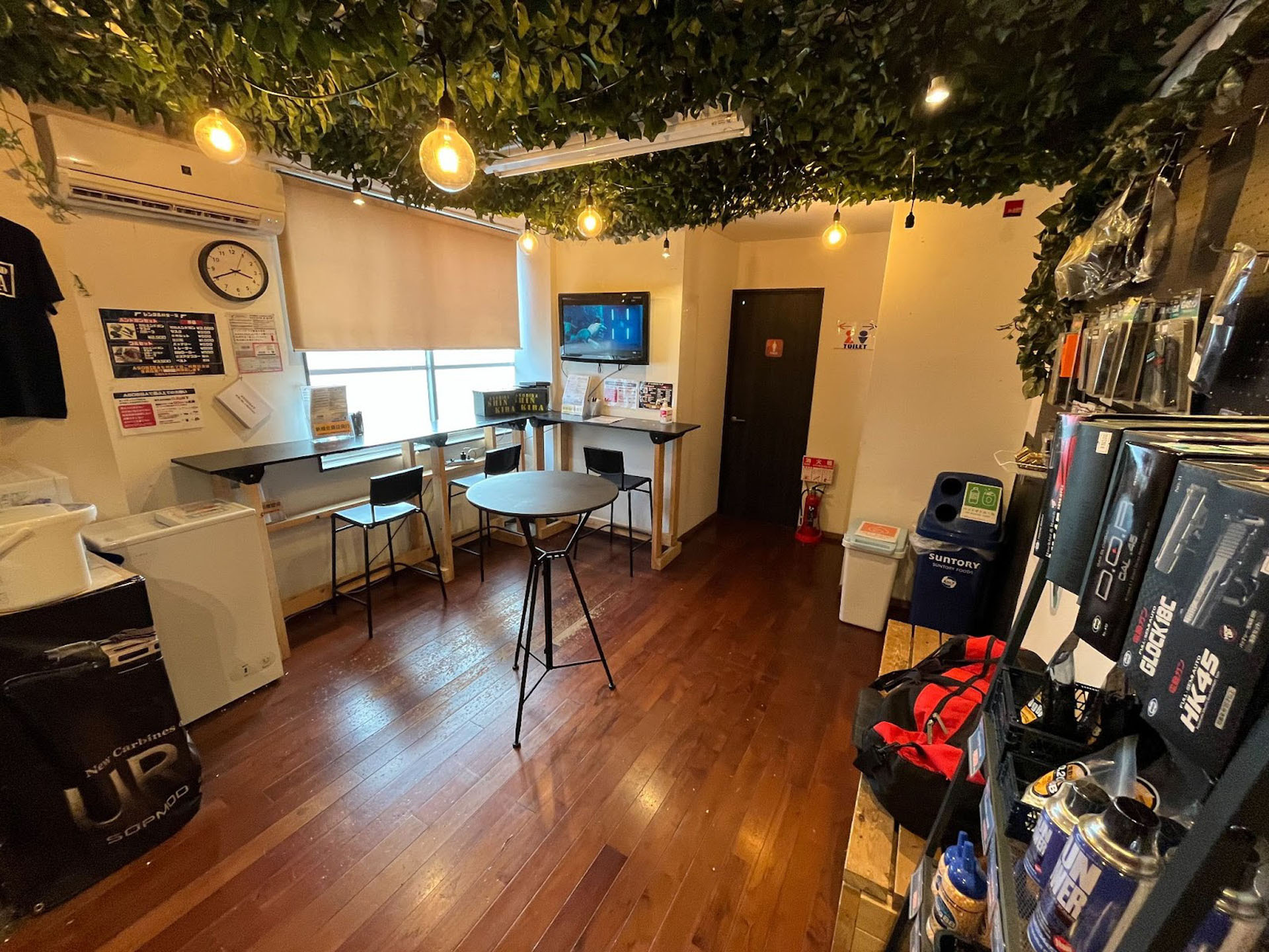 受付や物品販売、トイレは1階