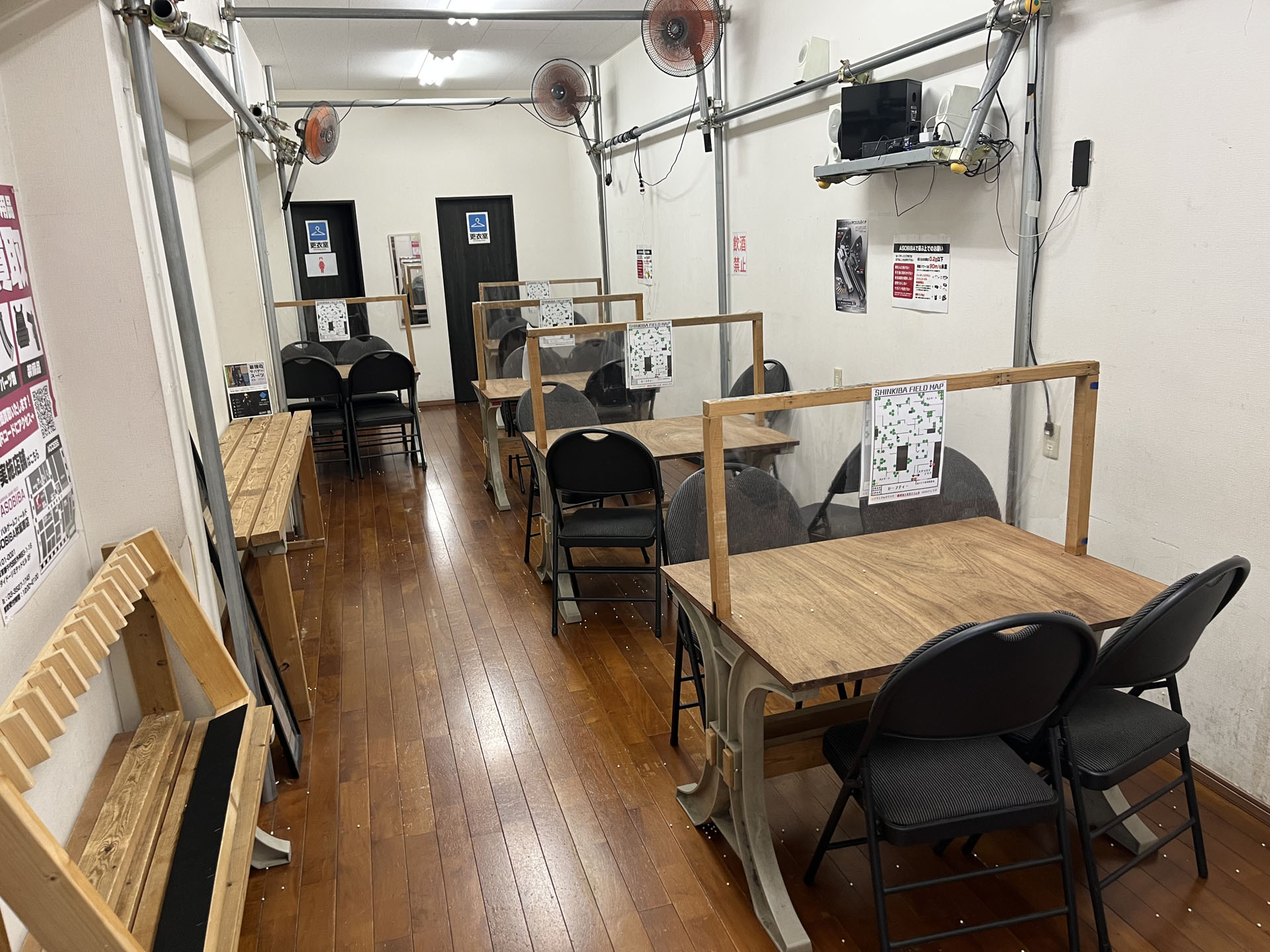 セーフティーはフィールドと隣接。2階にあり男女別の更衣室もある