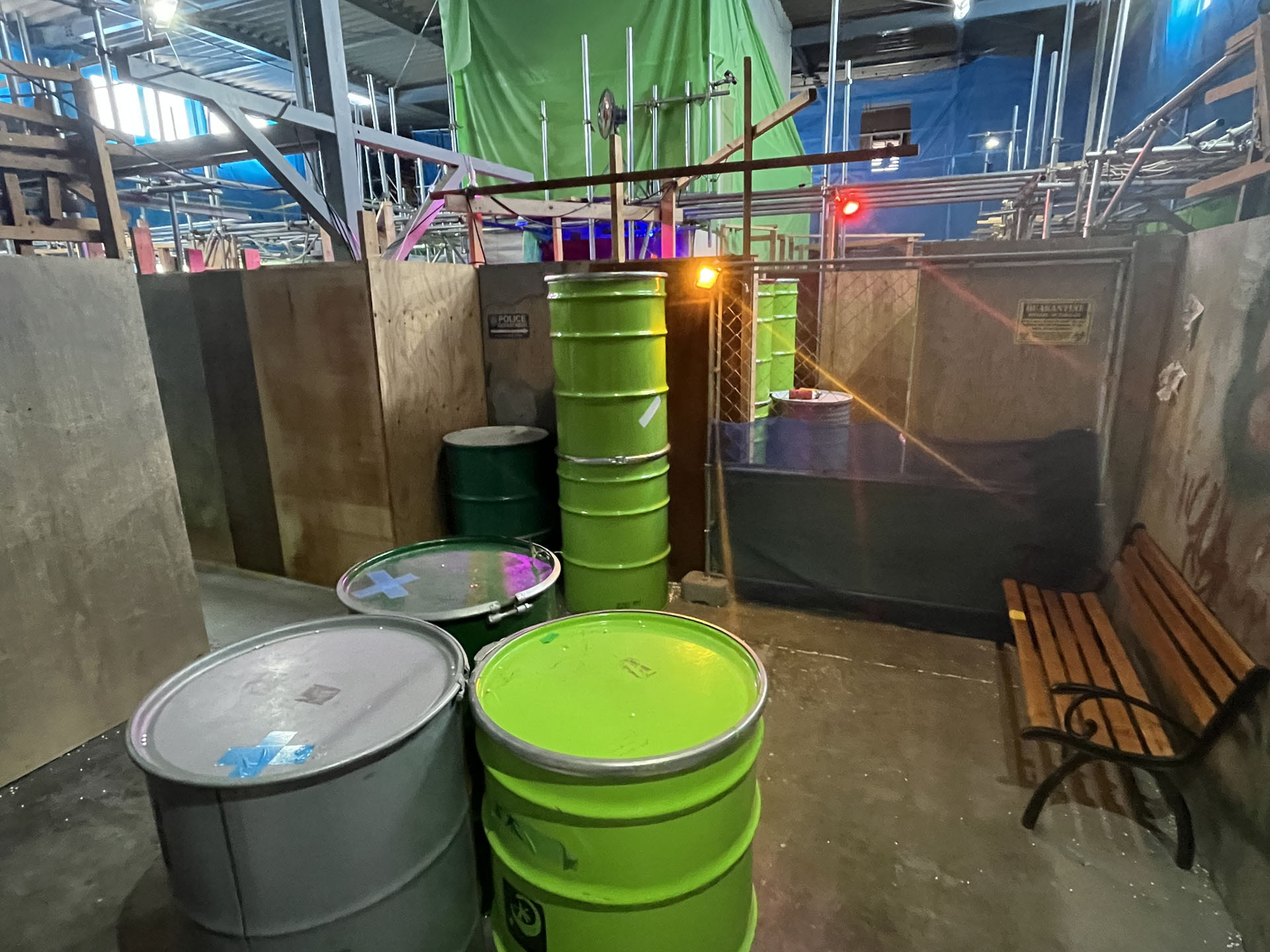 ドラム缶や足場やフェンスなど“いかにも倉庫”といった風情が魅力