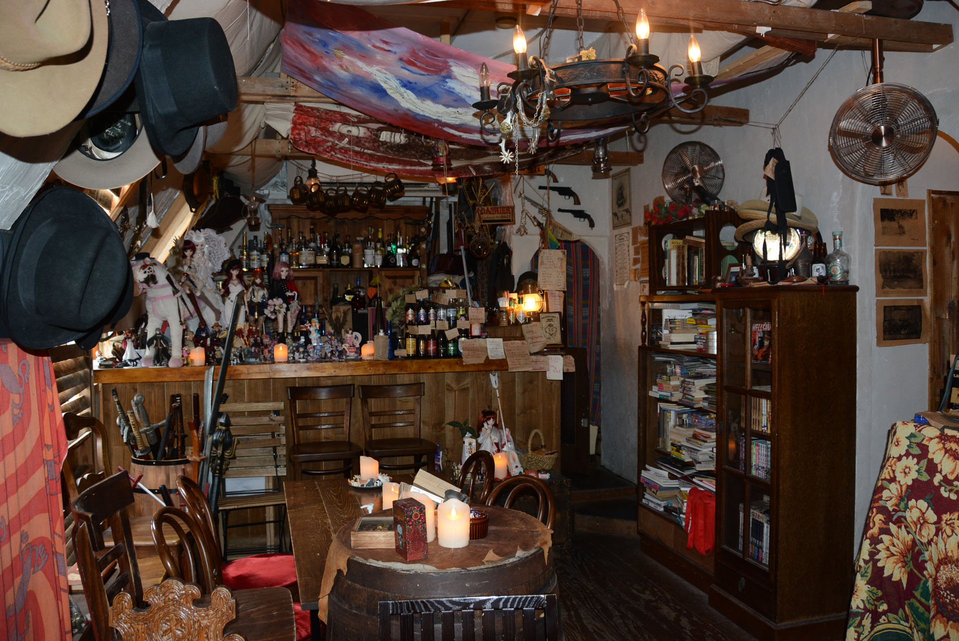 モデルガンに酒瓶、メキシコ風の内装が出迎えてくれる