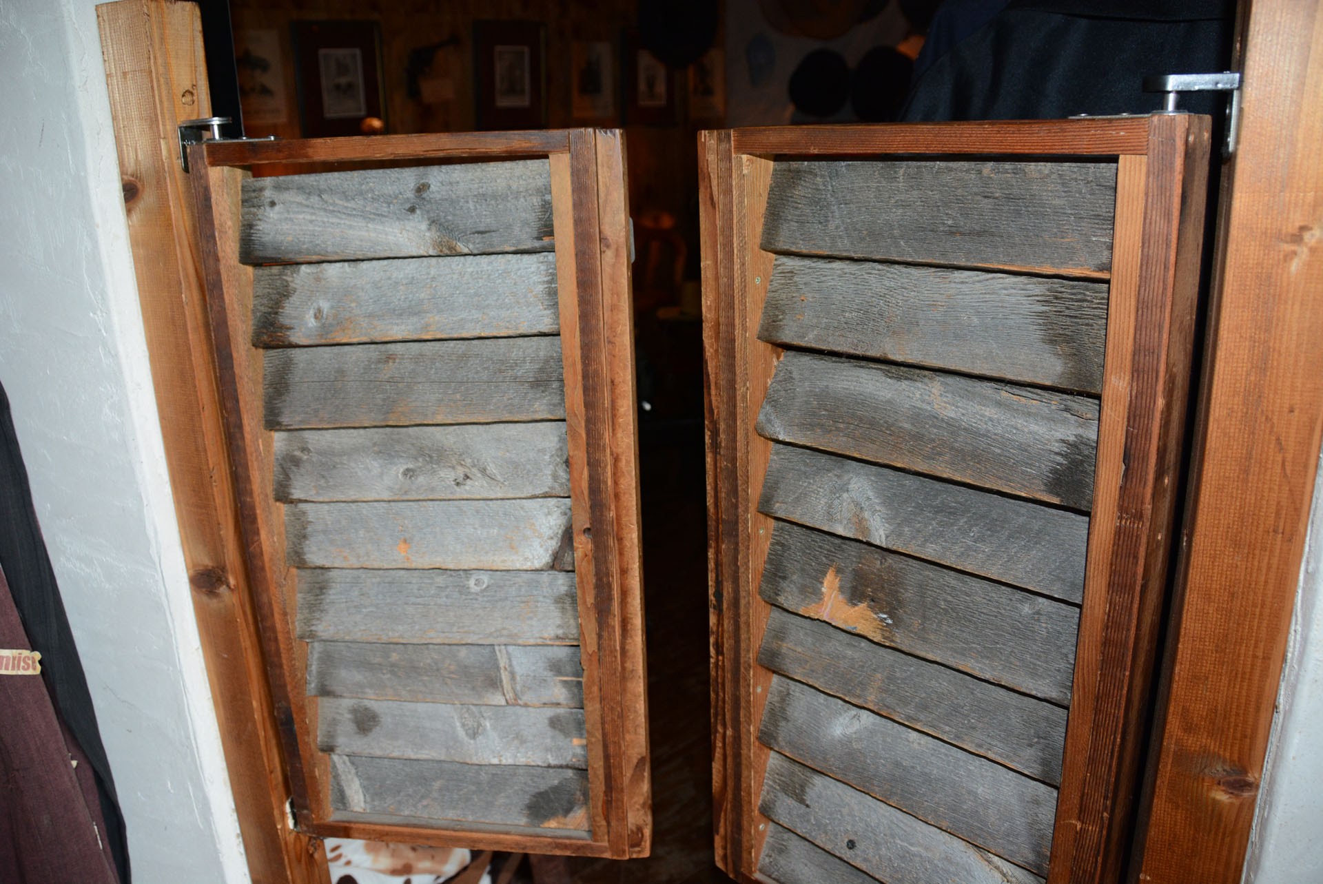 西部劇に欠かせない両開きの扉