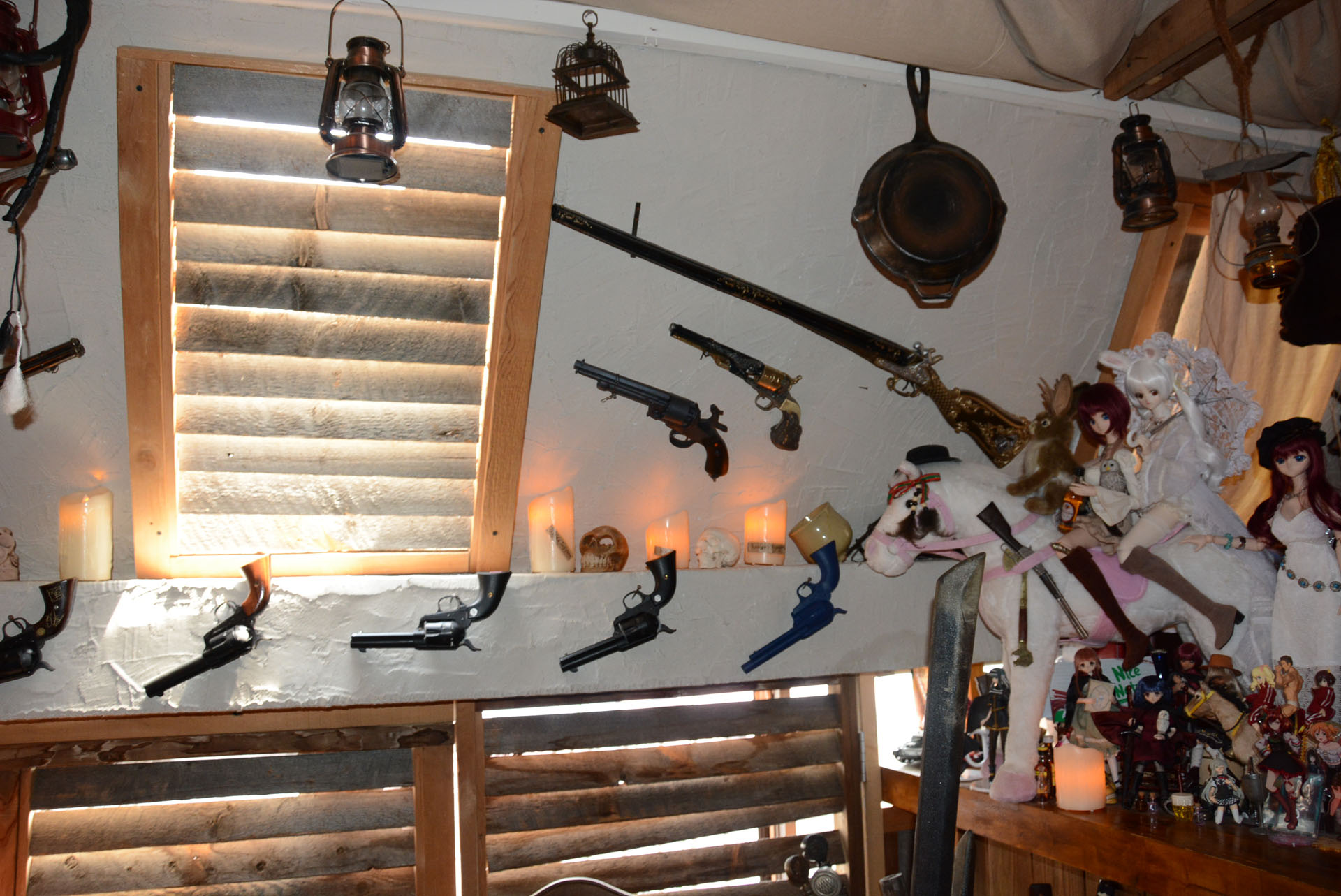 ところせましとモデルガンなどの小道具が並んでいる