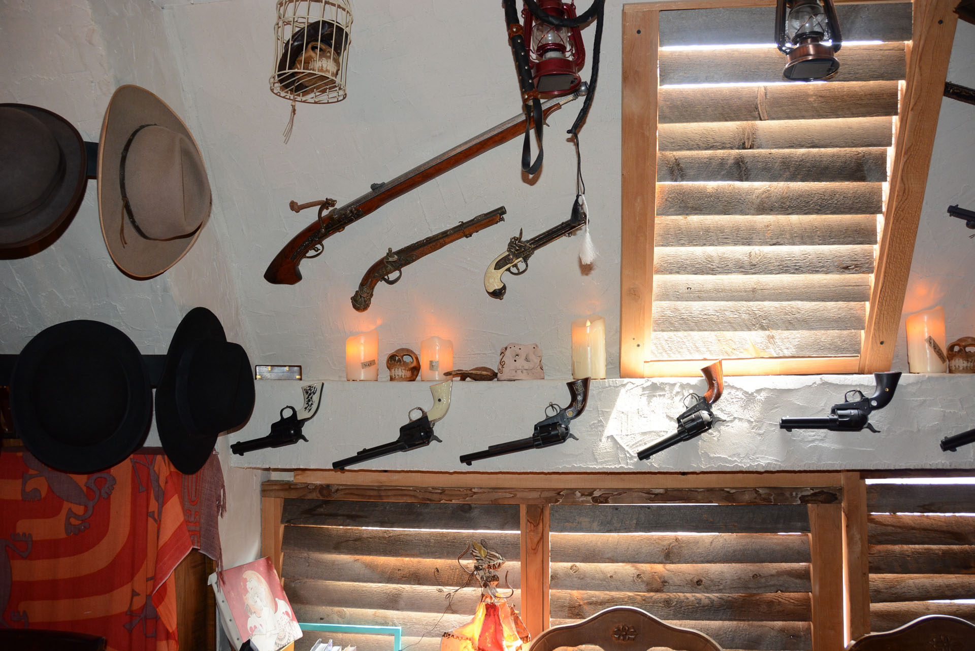 ところせましとモデルガンなどの小道具が並んでいる