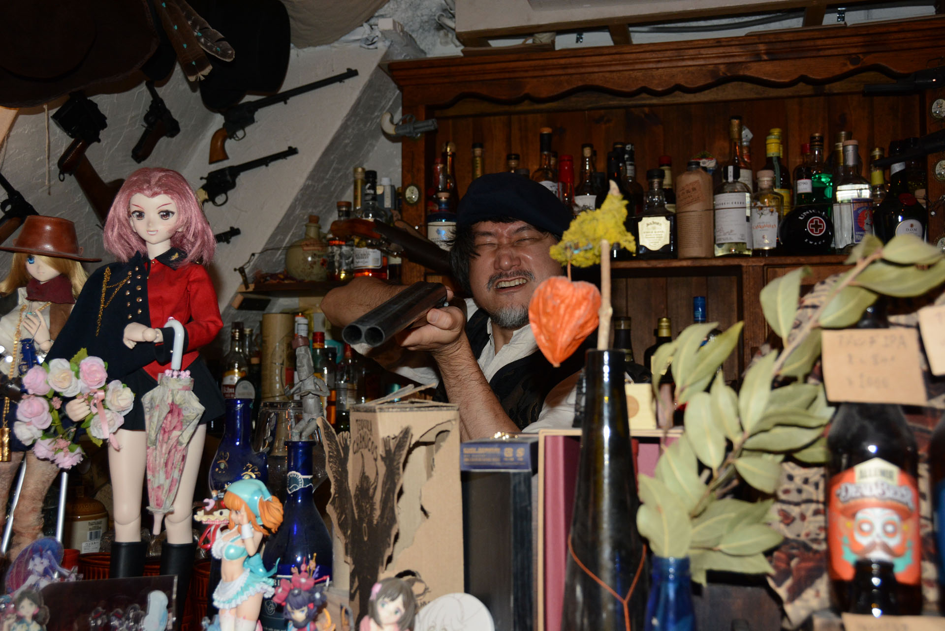 オーナーのおみつ氏。カウンターにはショットガンも常備されている