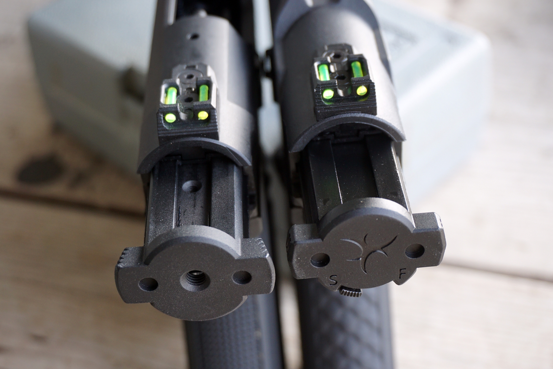 「AAP01 アサシン」（左）と「AAP01C アサシンコンパクト」（右）のセレクター周りの様子