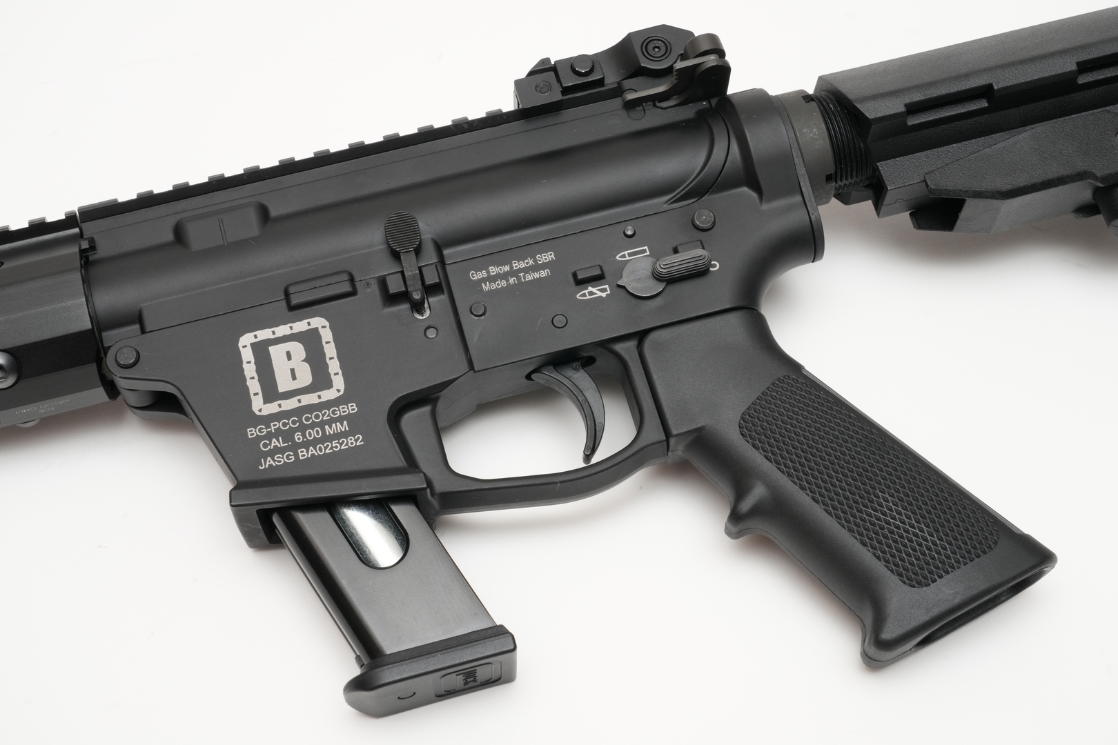 右側面には「BG-PCC CO2GBB CAL. 6.00 MM JASG BA025282」、「Gas Blow Back SBR Made in Taiwan」の刻印が記されている