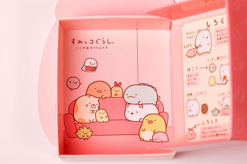 反対側には、すみっコたちが集合したほっこりとしたイラストが描かれている