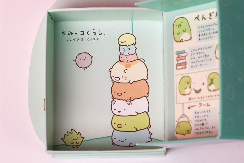 反対側には、すみっコたちが縦に連なったかわいらしいイラストが描かれている