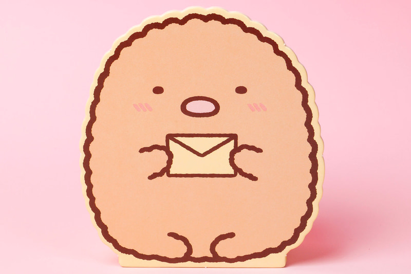 キャラクターケースの表には、頬を赤らめたとんかつの姿が描かれいる