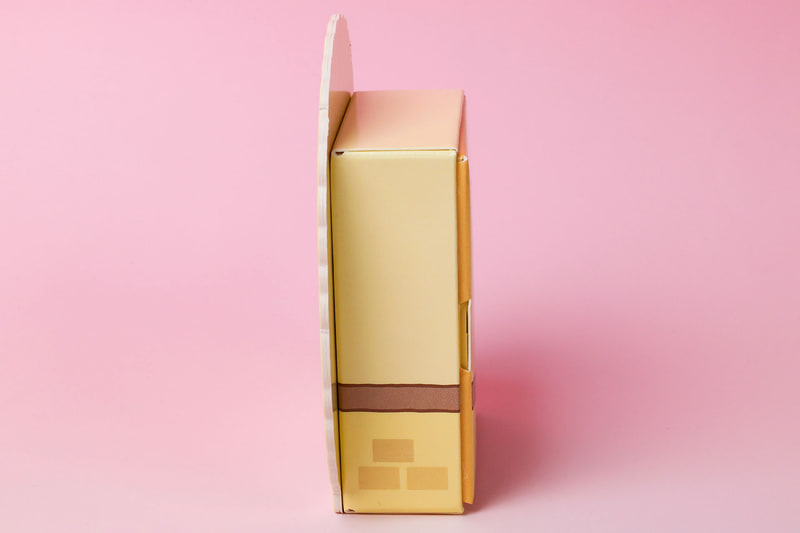 キャラクターケース自体も、家をモチーフにしたデザインが採用されている