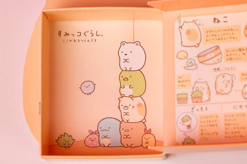 表だけではなく内側にもイラストがたくさん描かれているのが、「すみっコぐらし」らしいところだ