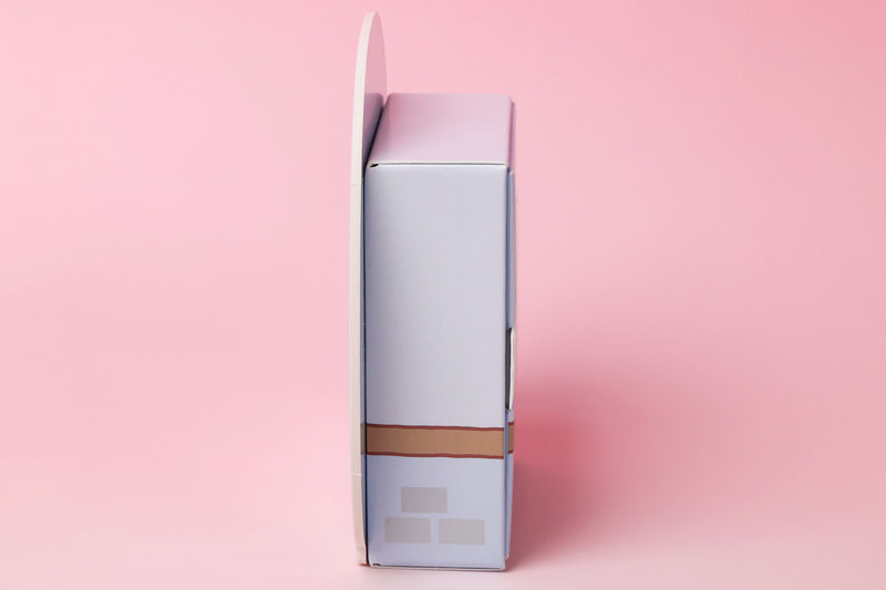 キャラクターケースの側面はすっきりとしたデザインだ