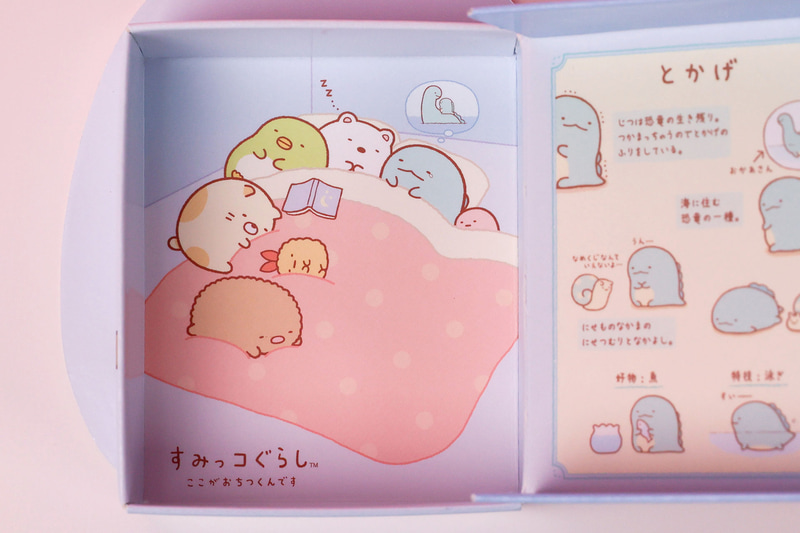 反対側には、すみっコたちが布団でくつろいでいる様子も!?