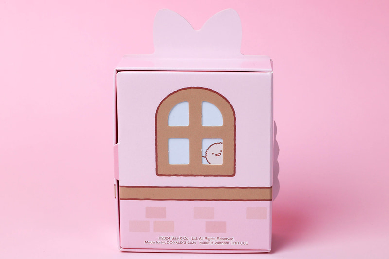 キャラクターケースの裏で、窓から顔を覗かされているのはとんかつだ