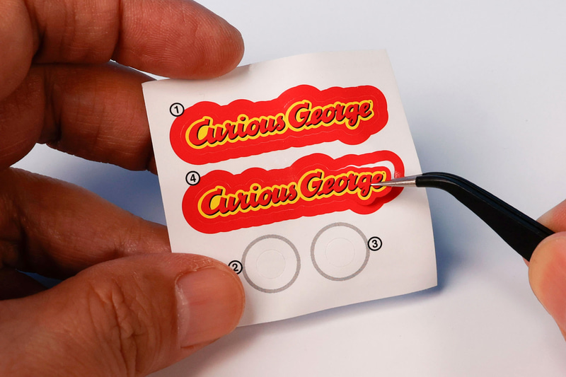 シールを貼るときは、ピンセットなどを用意しておくと便利だ