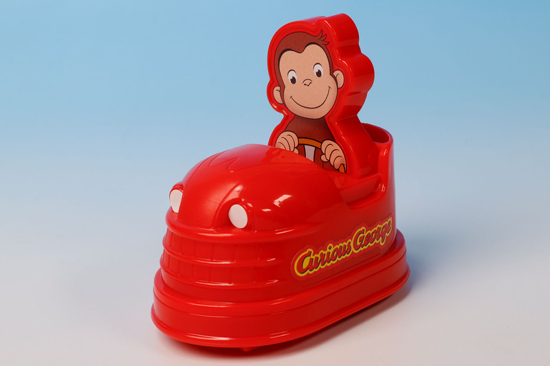 ジョージには赤いカートがよく似合う